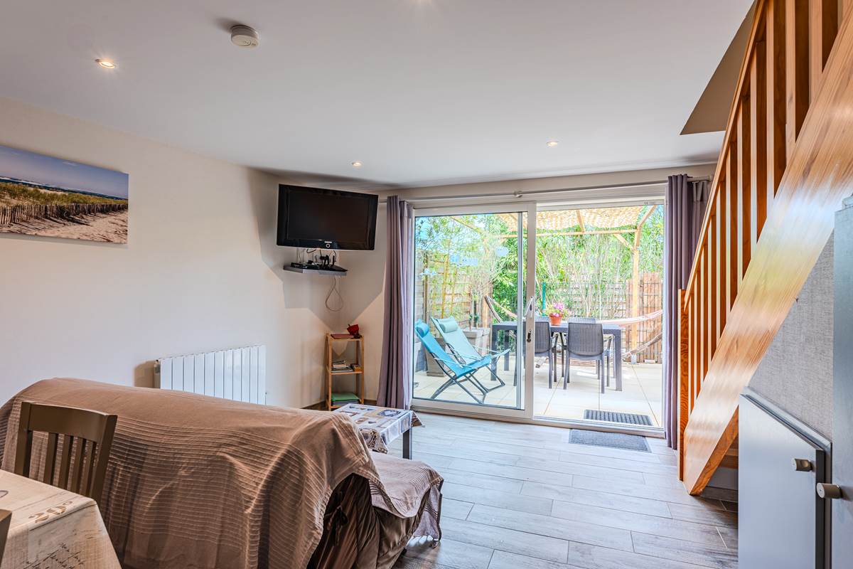 Salon gîte 2 vue sur terrasse