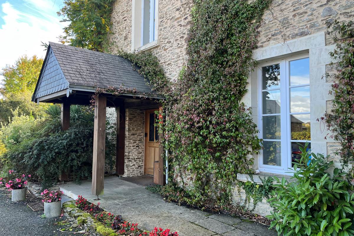 Manoir : entrée des chambres d'hôtes