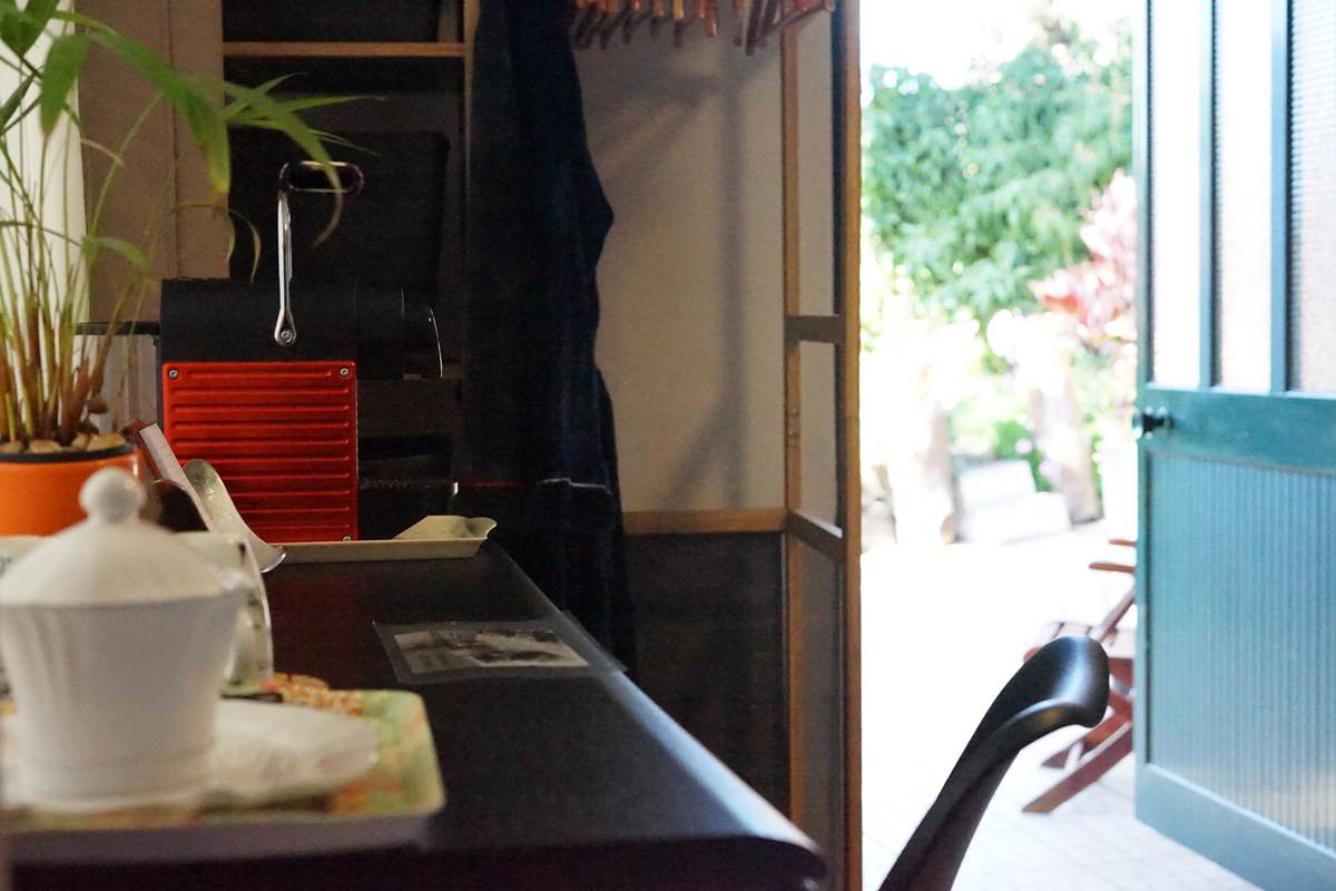 Vue sur jardin depuis la chambre.