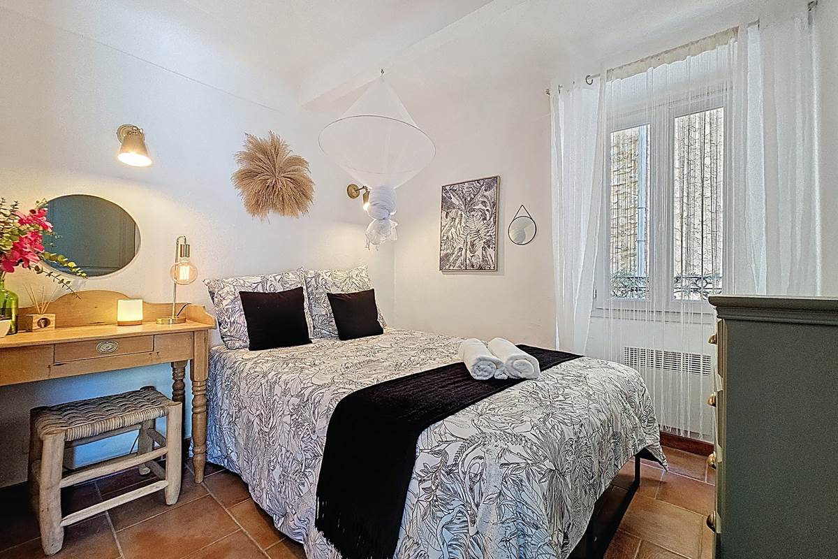 Esprit jungle raffiné au couleurs chaudes et aux matières naturelles créant une ambiance fraîche, exotique et inspirante.