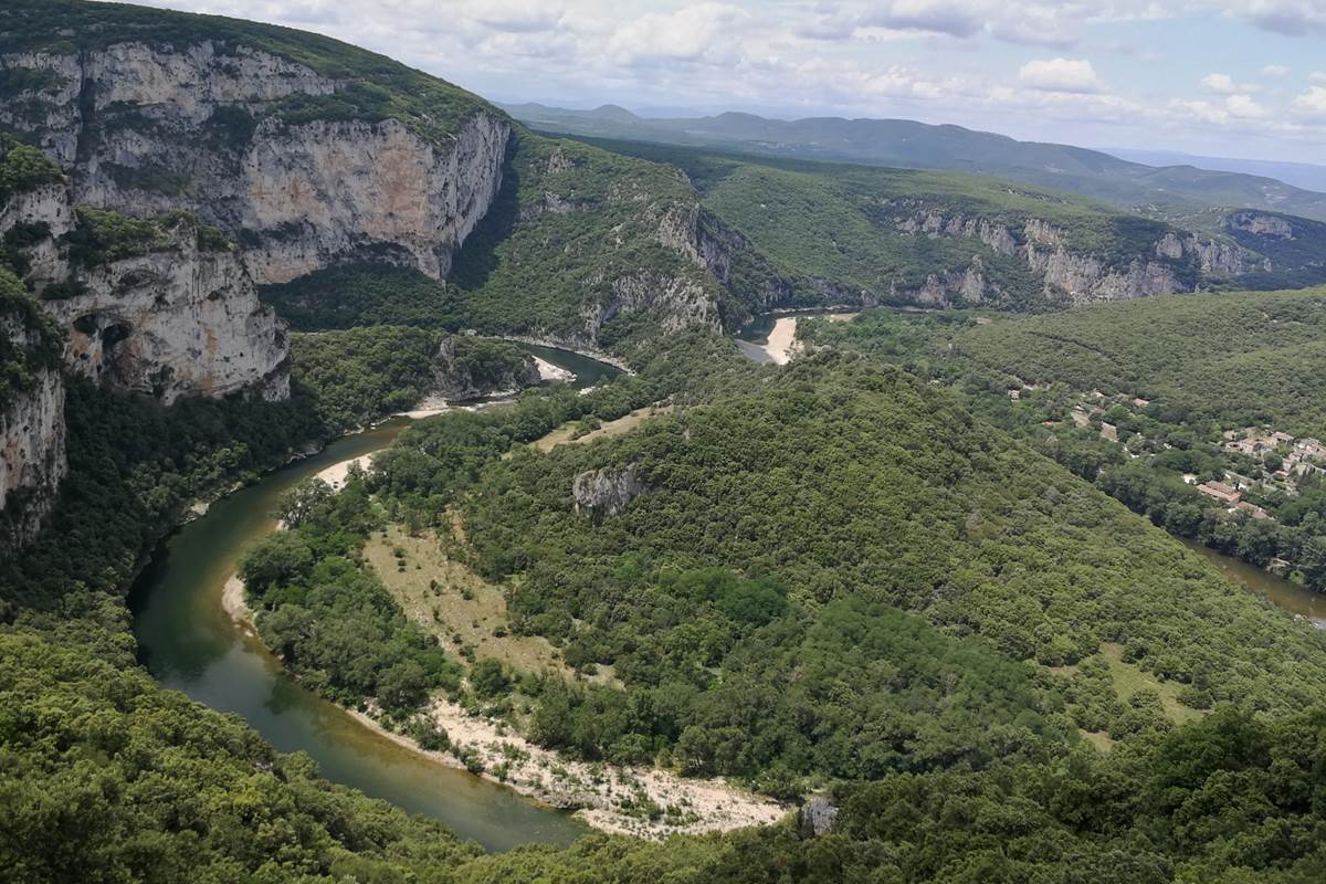 vue sur les monts d'Ardèche du gîte familial, gîte familial convivial et de regroupement d'amis en ardèche rhone alpes pde 16 à 24 personnes.