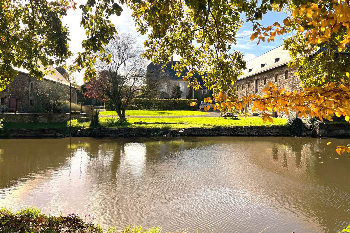 Domaine : vue sur le manoir paisible