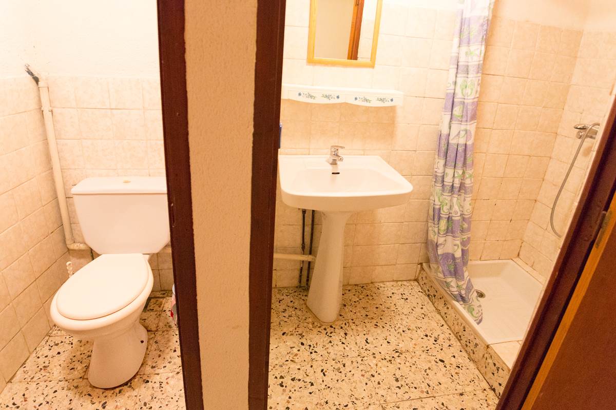 La salle d'eau et les toilettes séparés