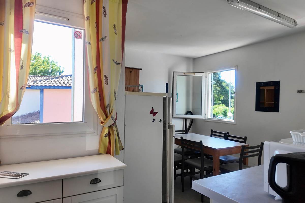 cuisine équipée avec frigo et congélateur