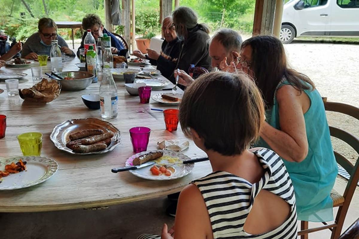 Repas sur la terrasse Handgit