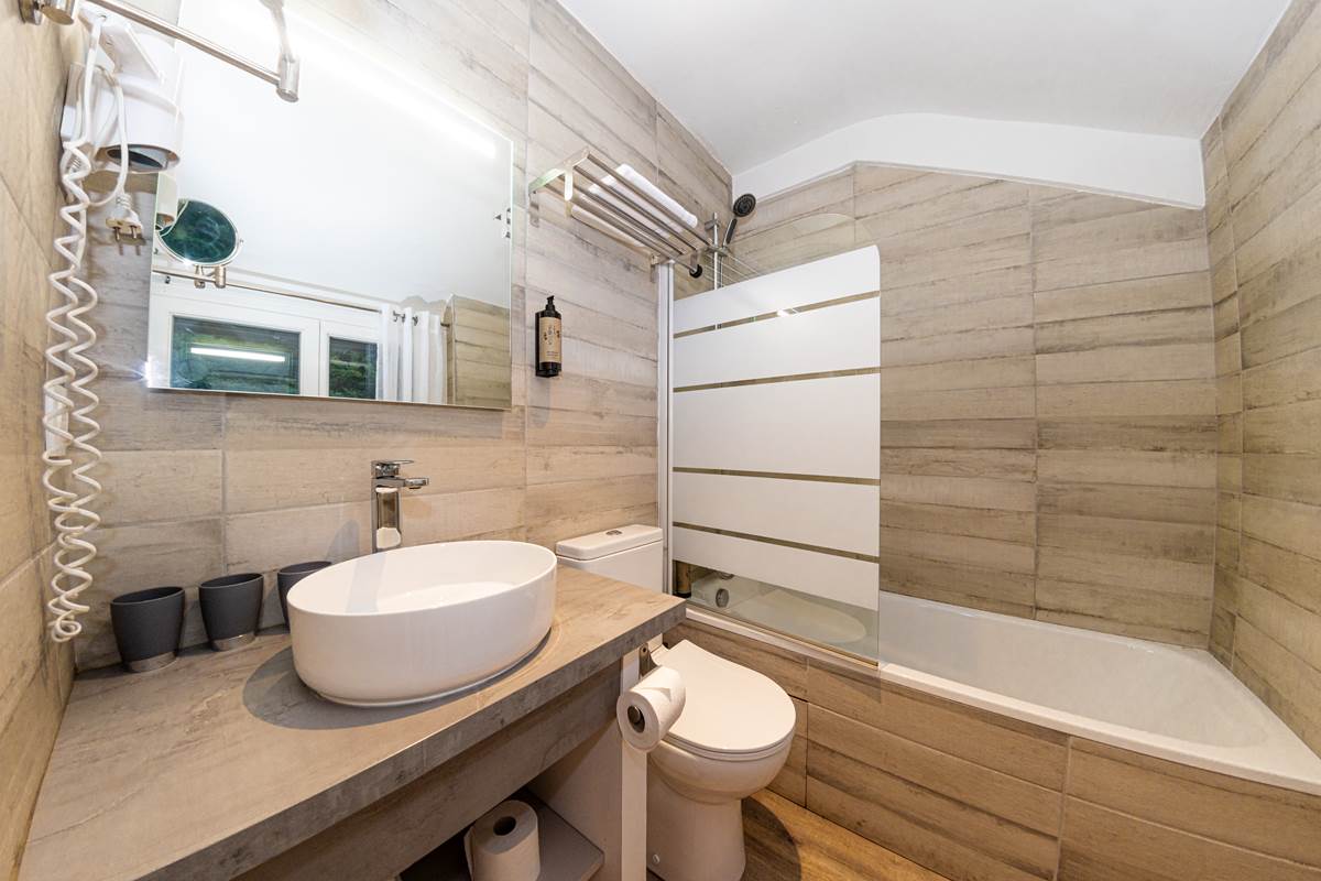 Hôtel Alphée - Barèges Tourmalet - Salle de Bain - Chambre Twin