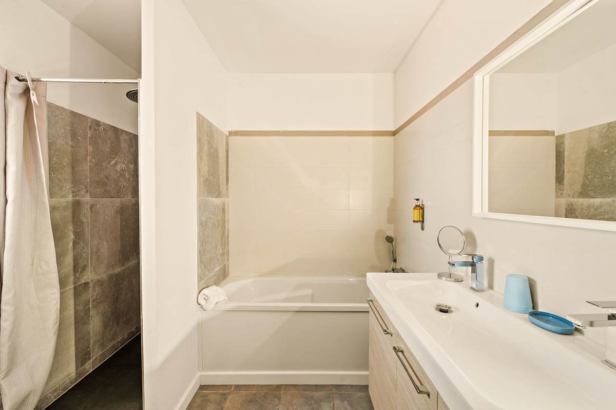 Salle de bain avec douche et baignoire de la junior suite, Casa Nova en Corse