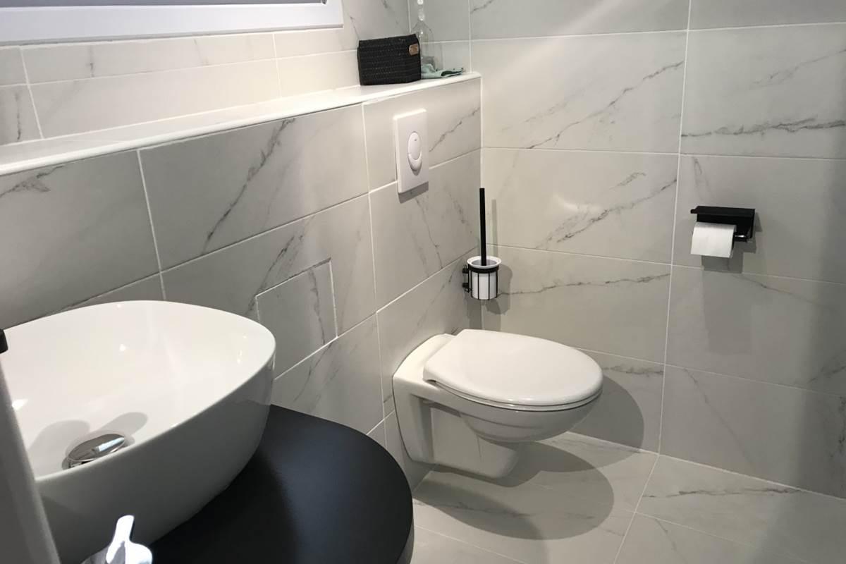 salle d'eau côté toilettes