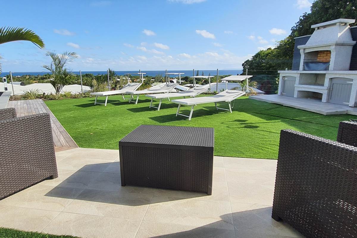 Terrasse privative, bains de soleil et barbecue au gaz