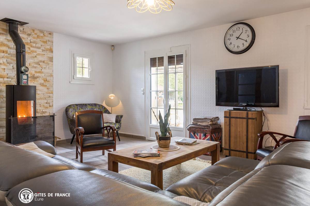 Le séjour et sa vue dur la nature et la piscine