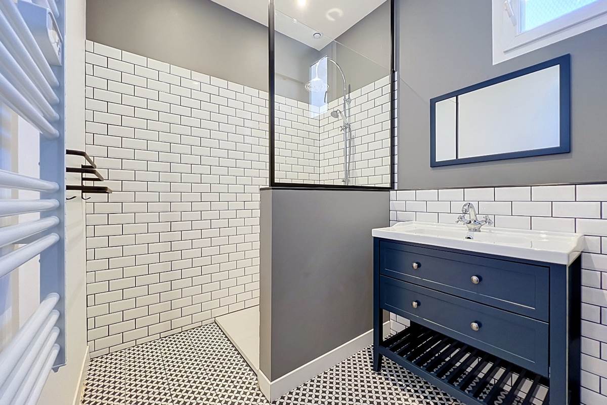 Salle d’eau du gîte Le Ramonetage avec douche et meuble vasque