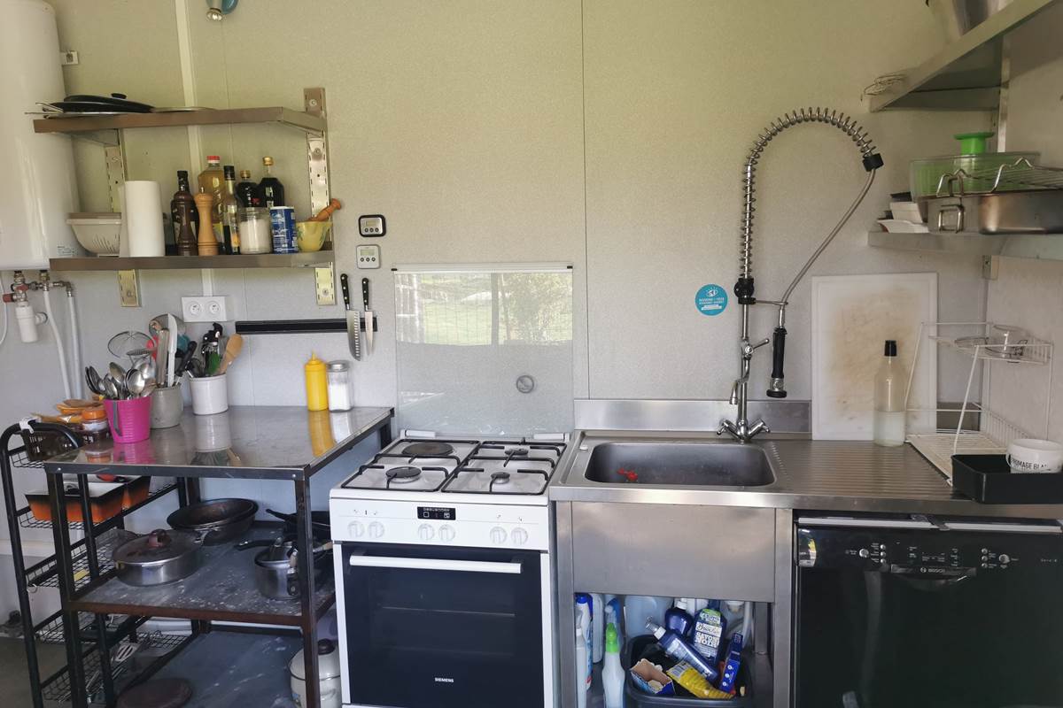 La cuisine équipée pour la préparation des repas