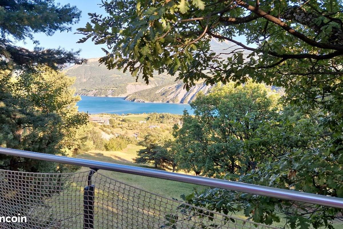 Le Bus Insolite - Vue de la terrasse sur le Lac de Serre-Ponçon