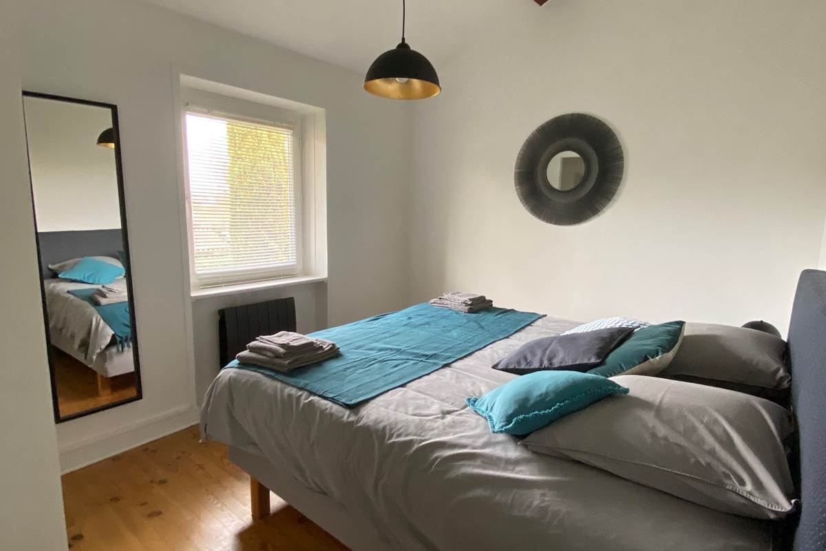 La chambre "Canard" avec lit king size 180, dressing et vue sur jardin. Possibilité d'ajout de lit bébé.