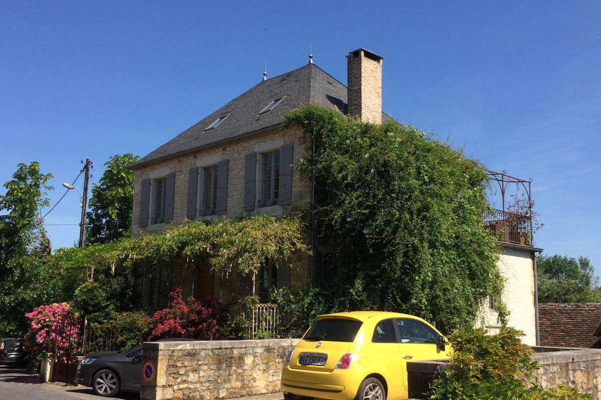 1_ La Terrasse et son parking
