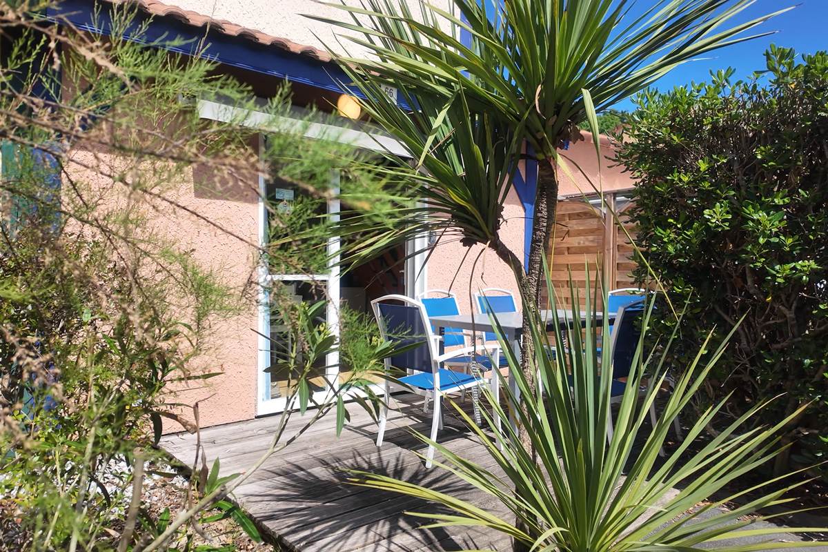 terrasse privative et salon de jardin
