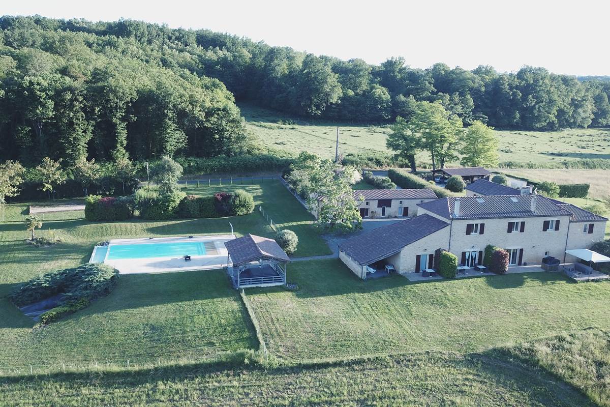 DOMAINE DU CHAMP DE L'HOSTE - maison d'hôtes à Larzac 24170 - domaine du champ de l'Hoste - piscine - Dordogne - location gîte - location maison de vacances - piscine - Vue du domaine par notre drone.