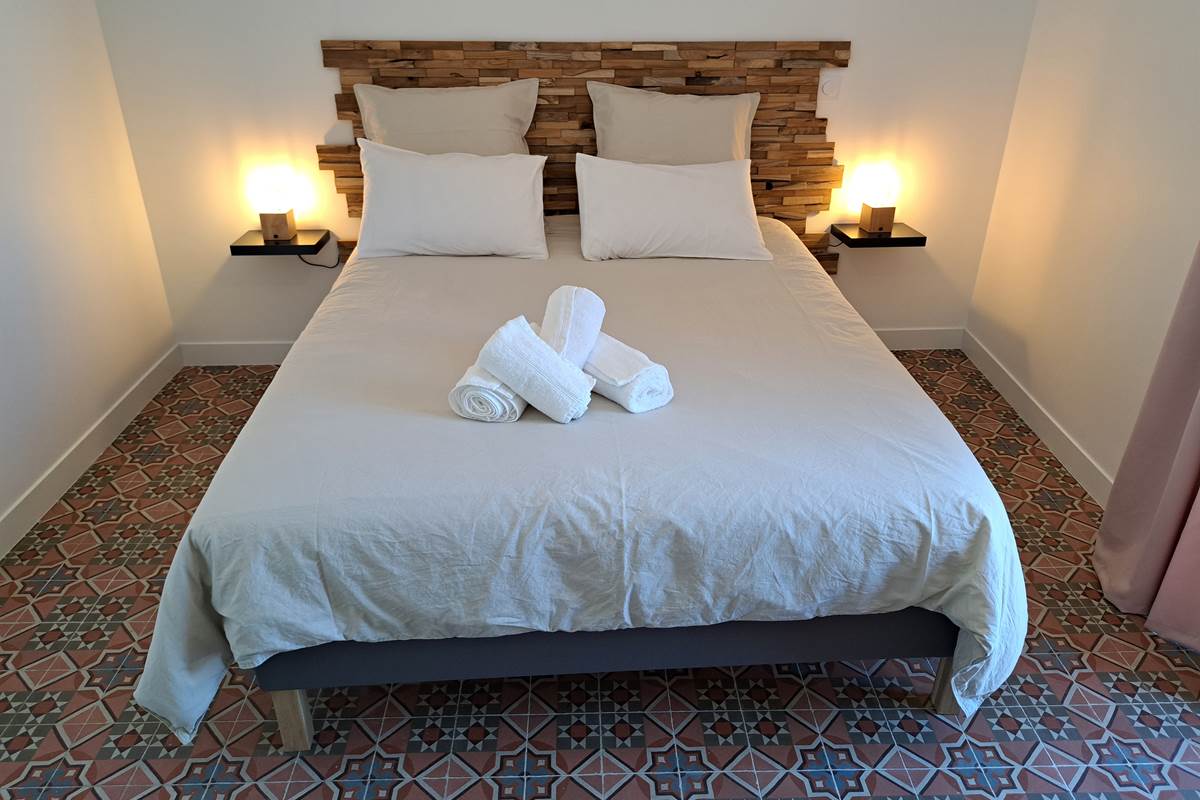 Chambre lumineuse côté jardin du gîte Le Ramonetage.