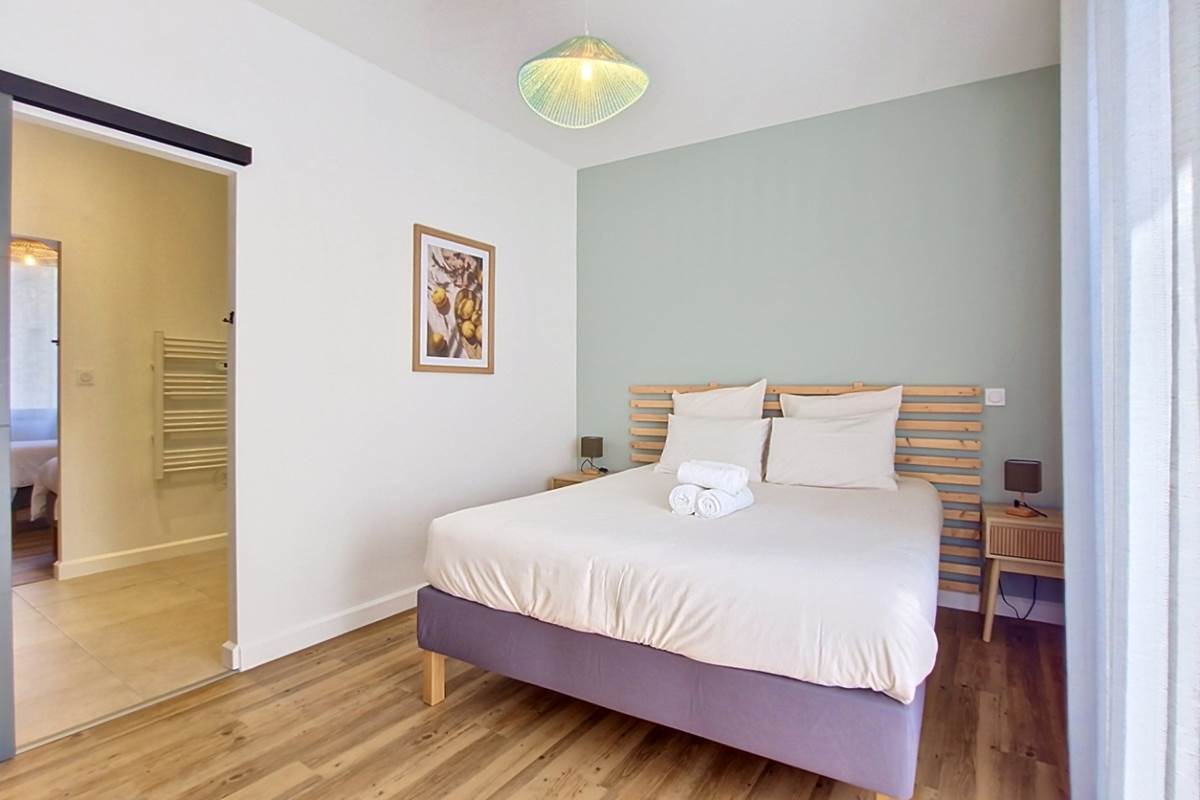Deuxième chambre double du gîte Le Pressoir aux tons doux et naturels