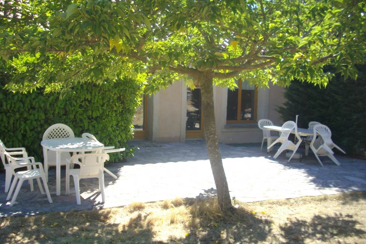 La terrasse avec salon de jardin