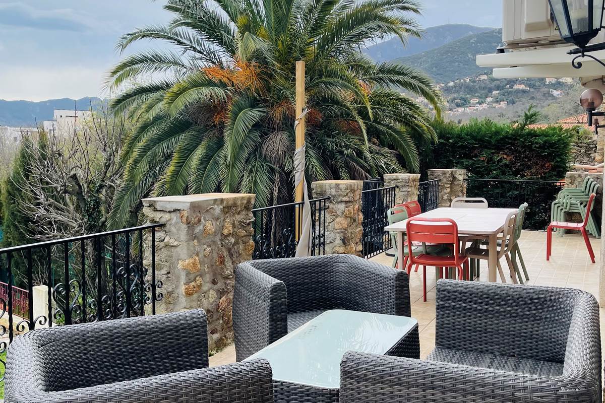 Mas Néoulous salon et coin repas terrasse