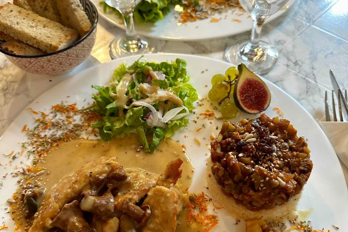 Restaurant-Boutique "Harmonie du Monde" : plats maison, produits frais majoritairement bio et locaux. Attenant à vos Gîtes "Le Chant des Sources" à Gimel-les-Cascades (19).