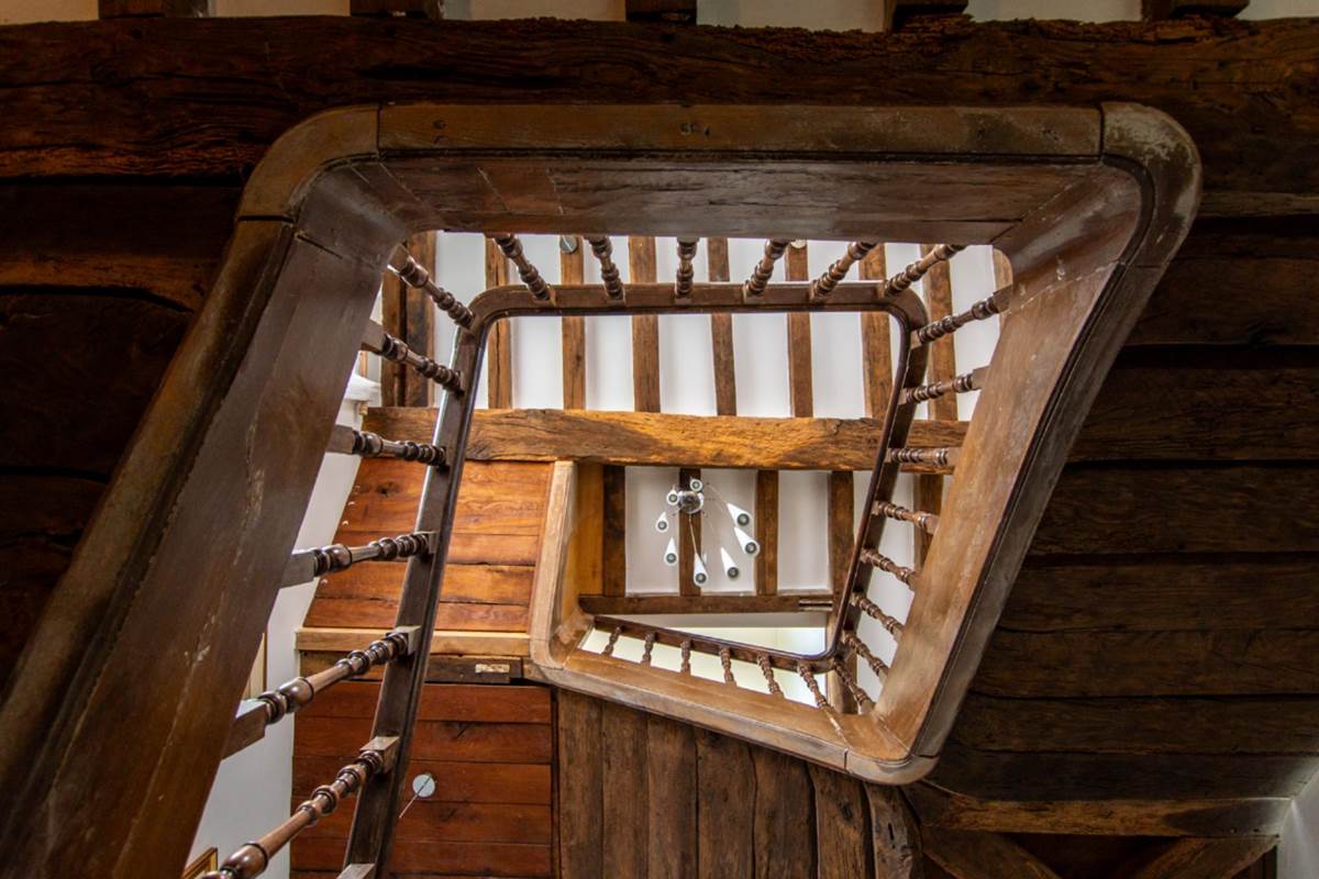 Manoir : un escalier majestueux