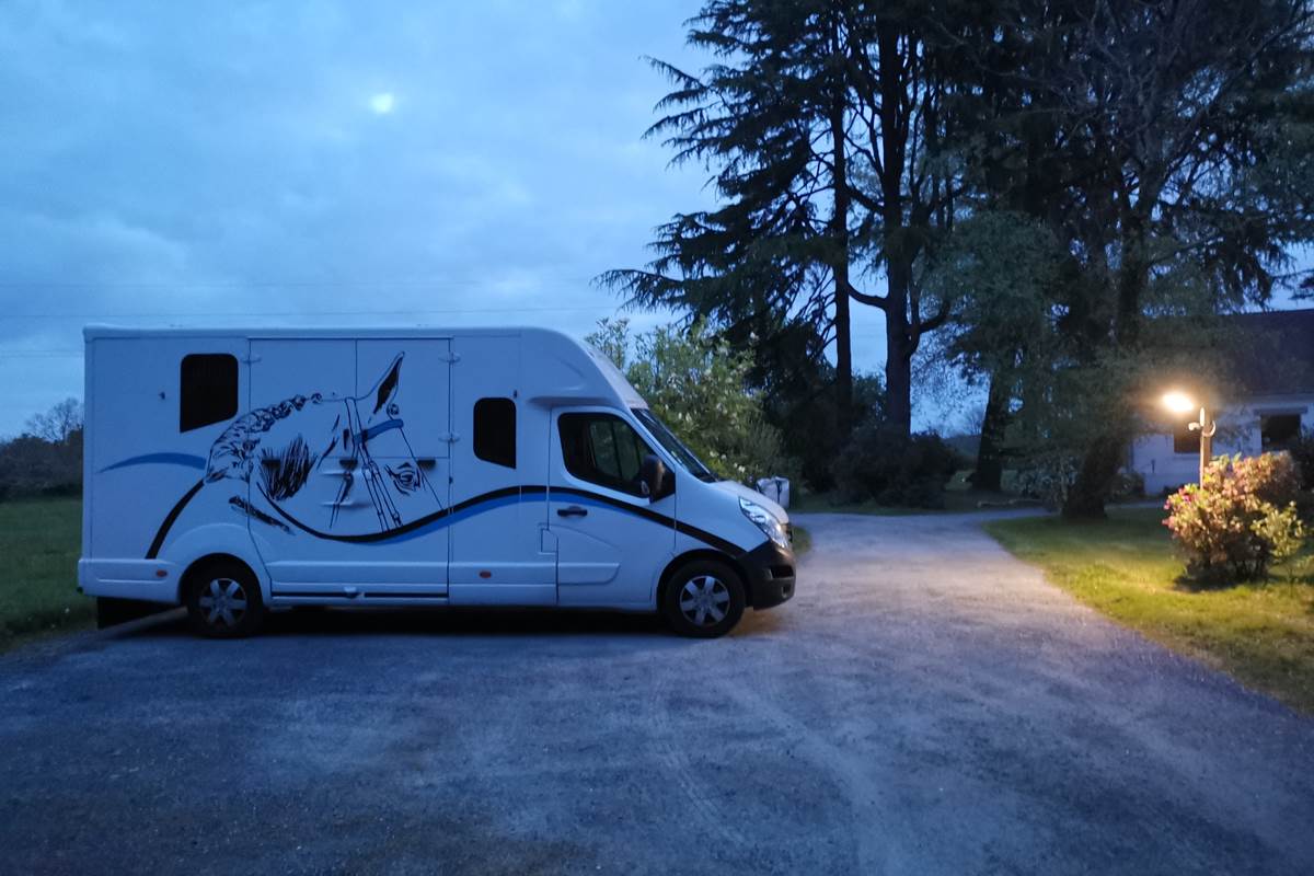 Parking privée grande longueur, ici un camion pour chevaux, moulin de La Retardière, Orvault