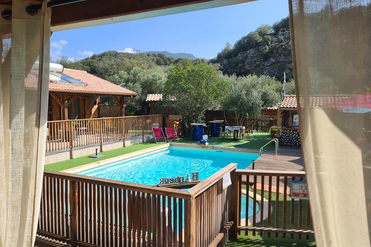 la vue piscine depuis l'appartement