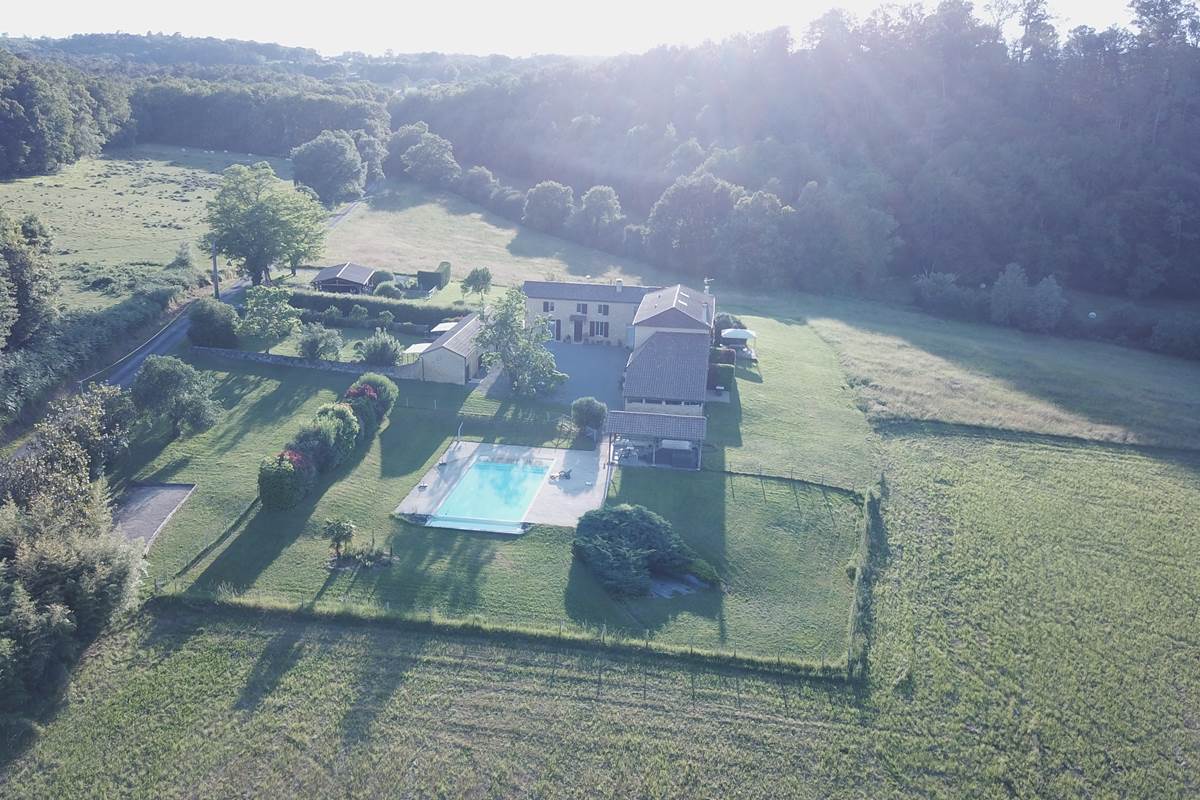 Domaine du champ de l'Hoste - Dordogne - Vue au crépuscule par drone -