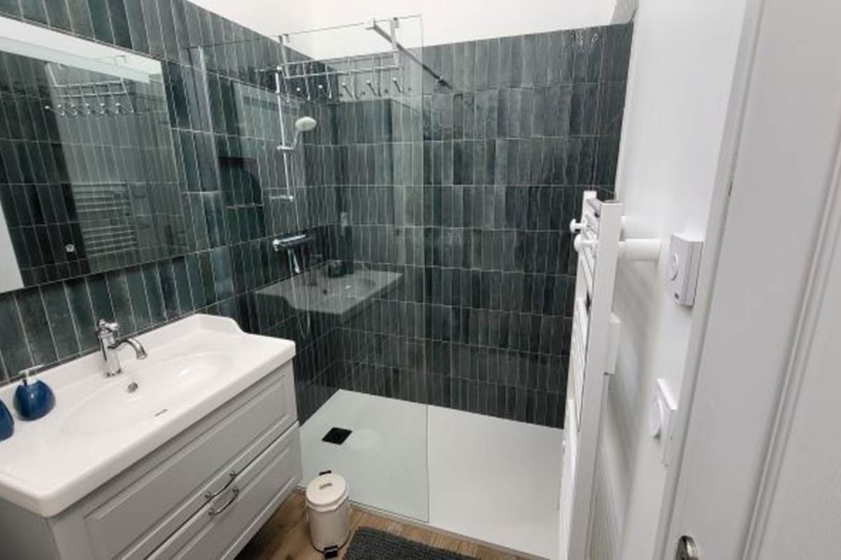 la salle d'eau avec sa douche italienne