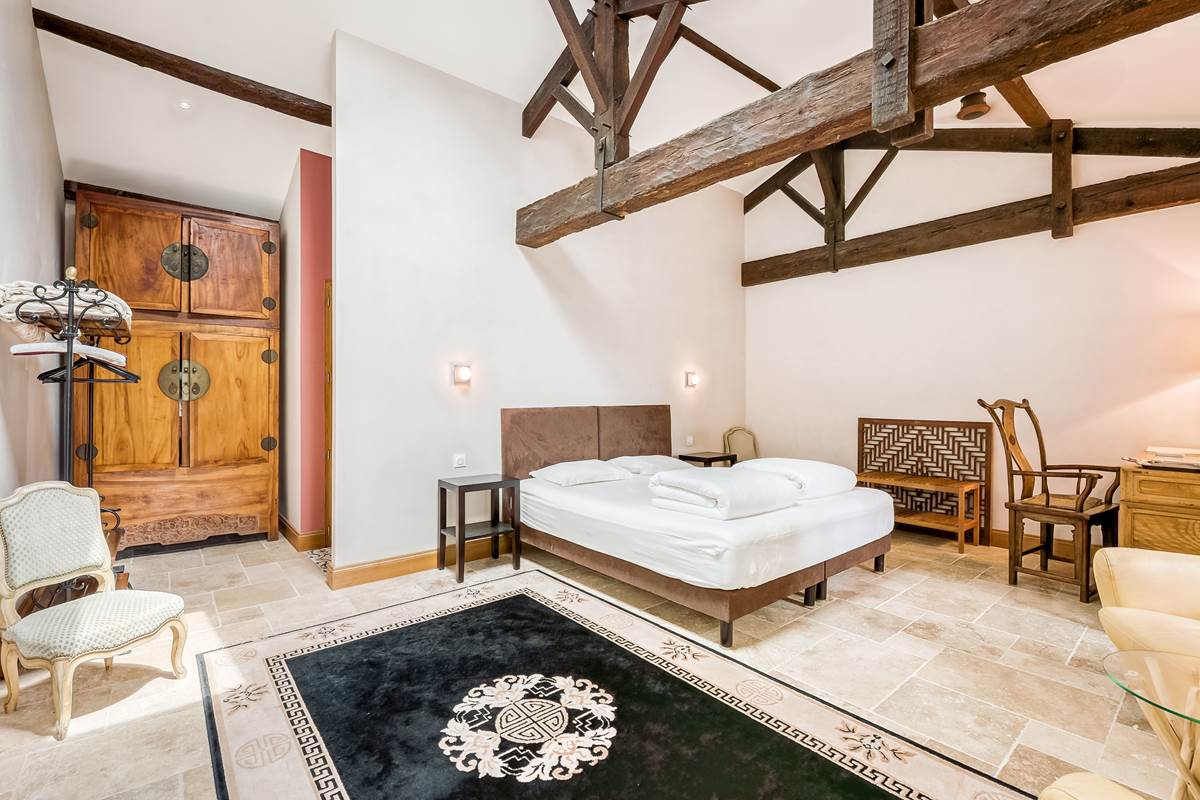 Chambre lit double, rez de chaussée, chambre prestige, salle de bain privative, vue jardin et rivière, vignoble, chambres d'hôtes