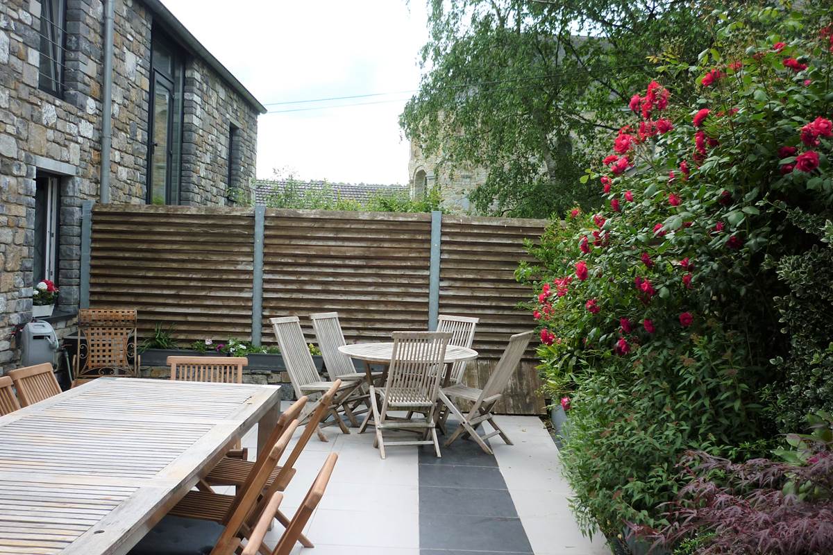 La grande terrasse est fleurie tout l'été. Un plaisir pour vos barbecues