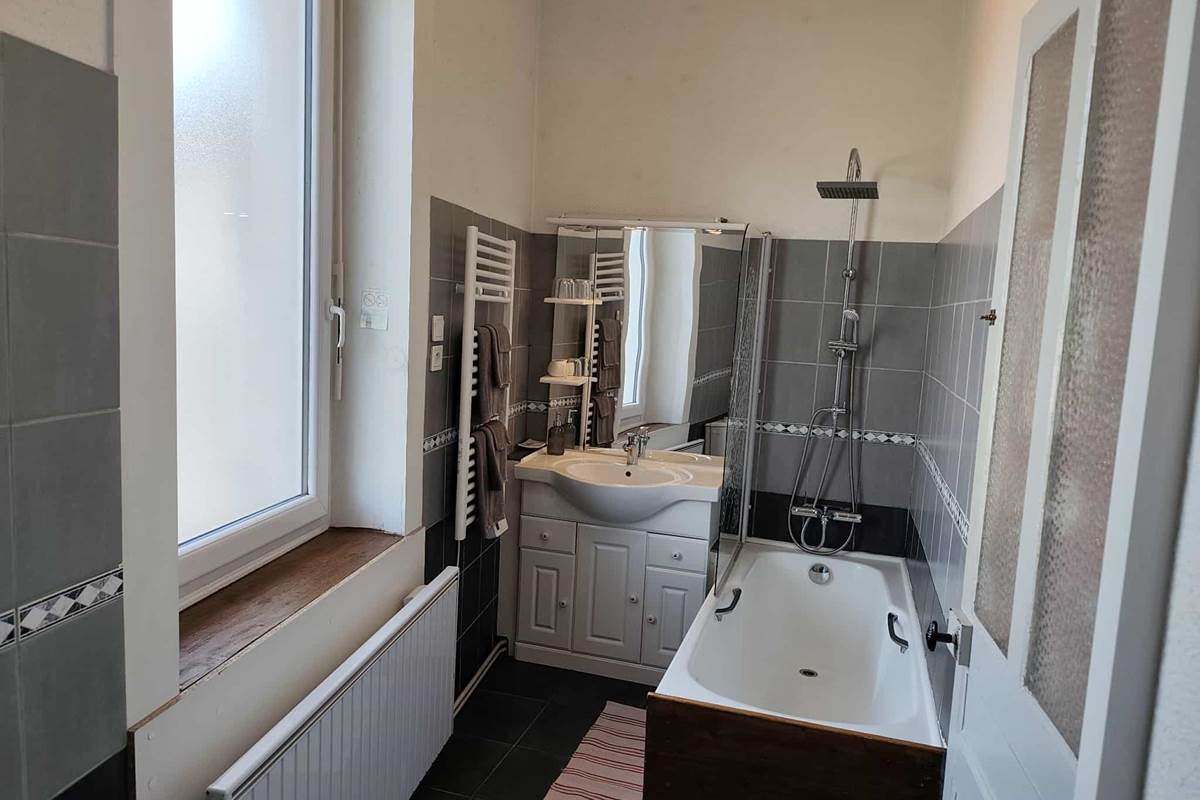 Chambre  de Charme La Grenouille Blanche - Salle de bain, baignoire, douche, lavabo et Wc