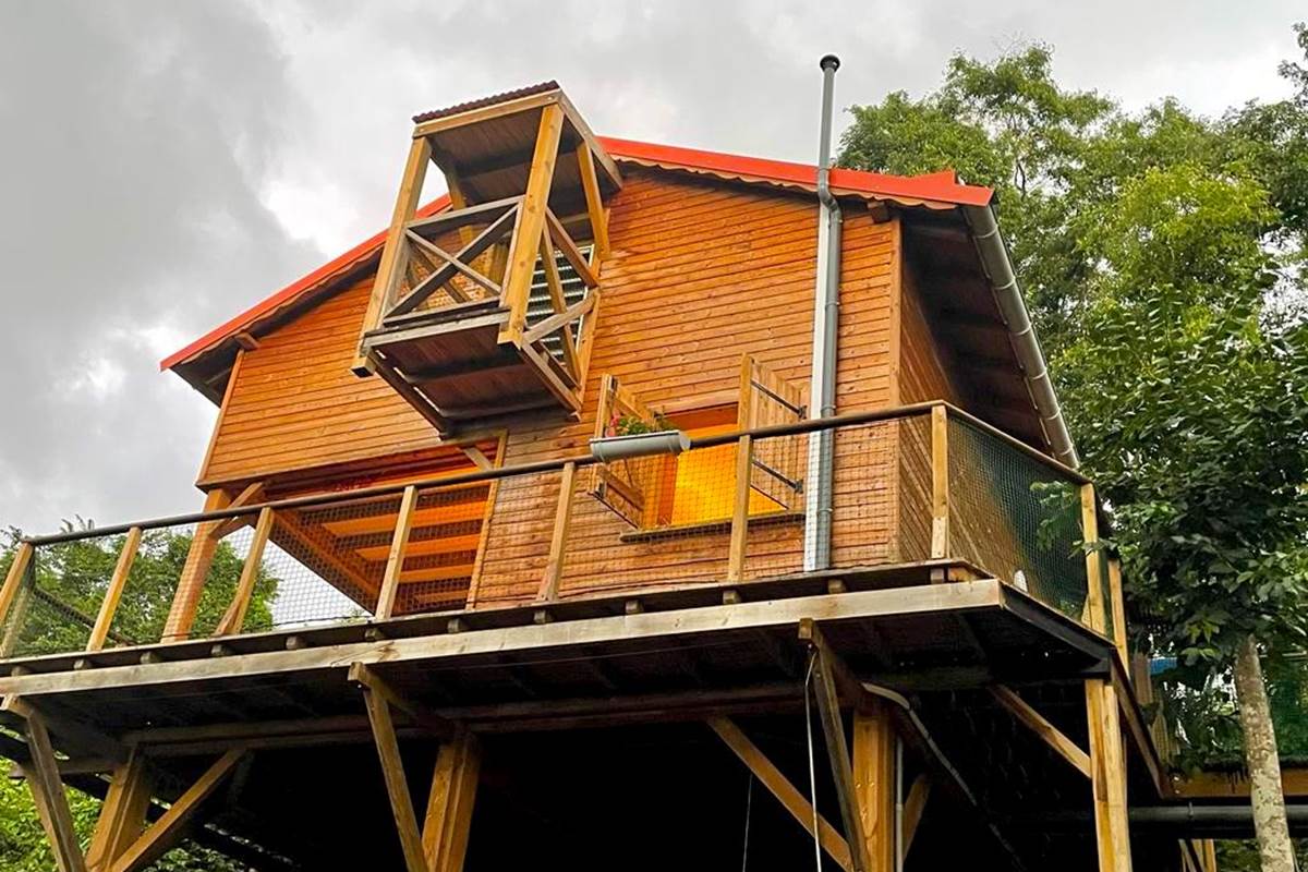 Facade côté mer avec la vigie de la chambre