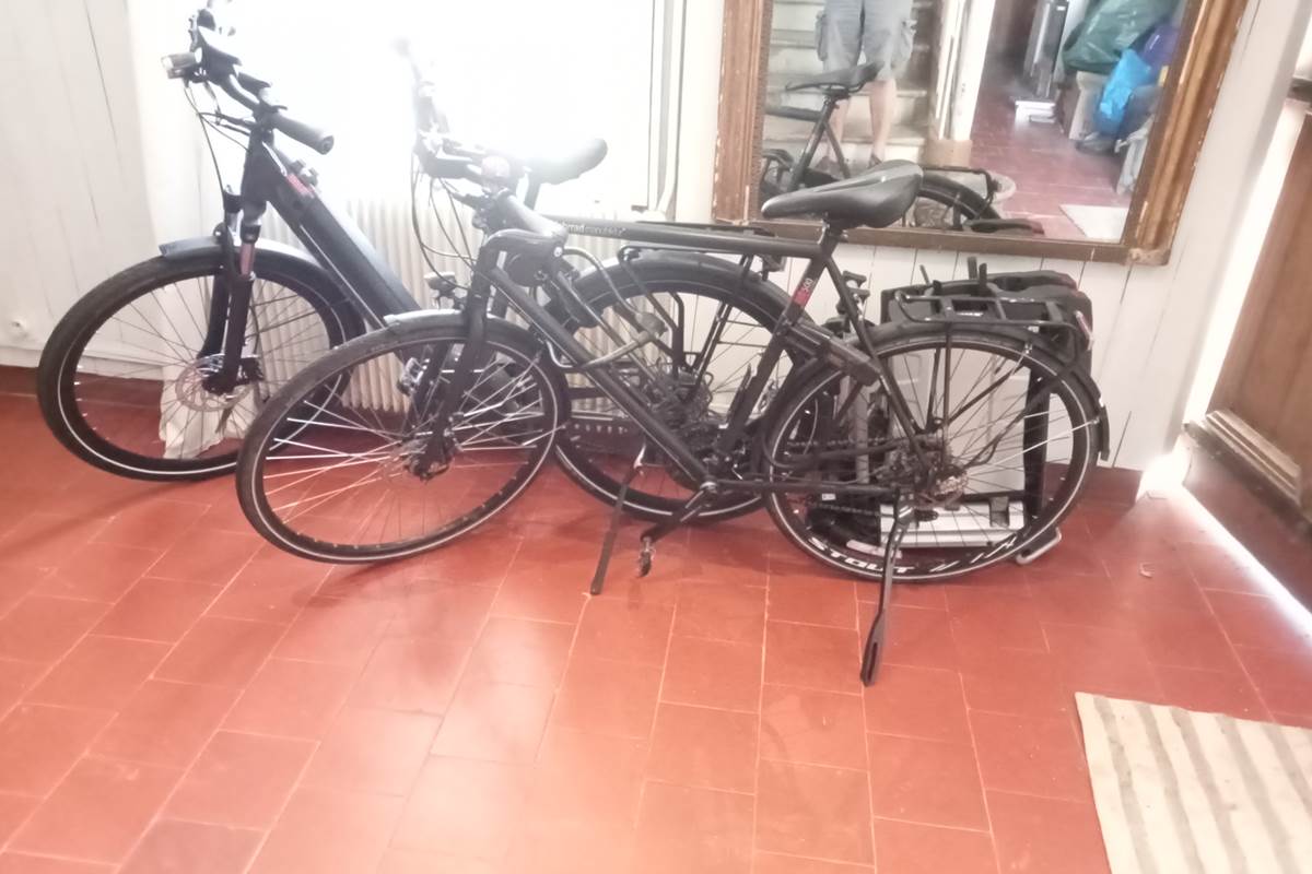 Le Mas Palegry chambres d'hôtes Perpignan - Le parking à vélos dans la maison. Nous accueillons beaucoup de cyclistes qui apprécient de pouvoir mettre leurs montures en sécurité dans la maison.