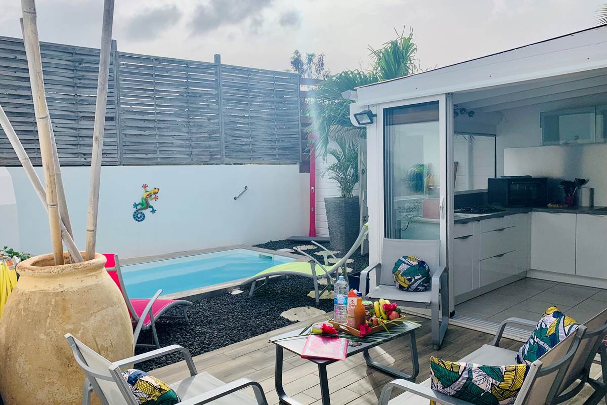 Espace extérieur avec piscine privative et cuisine ouverte