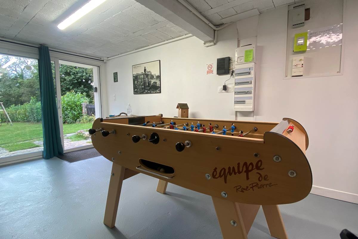Salle équipée d’un baby-foot