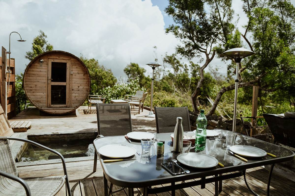 Table, jacuzzi et sauna sur terrasse privatisée