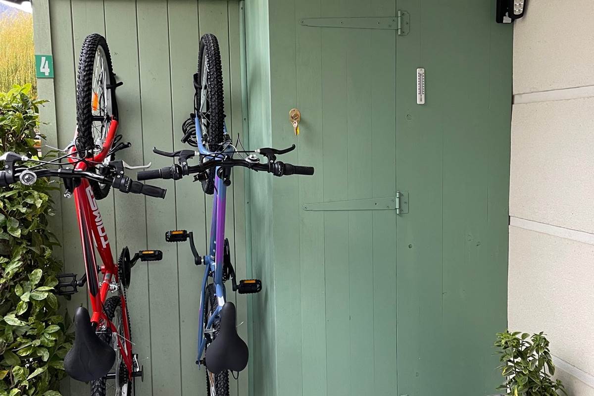 Terrasse couverte avec vélos et rangement