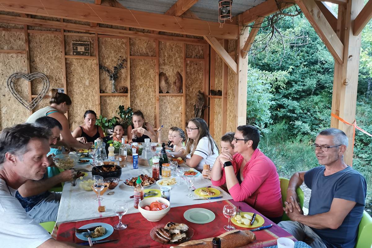 terrasse semi abritée - repas en famille - repas de groupes