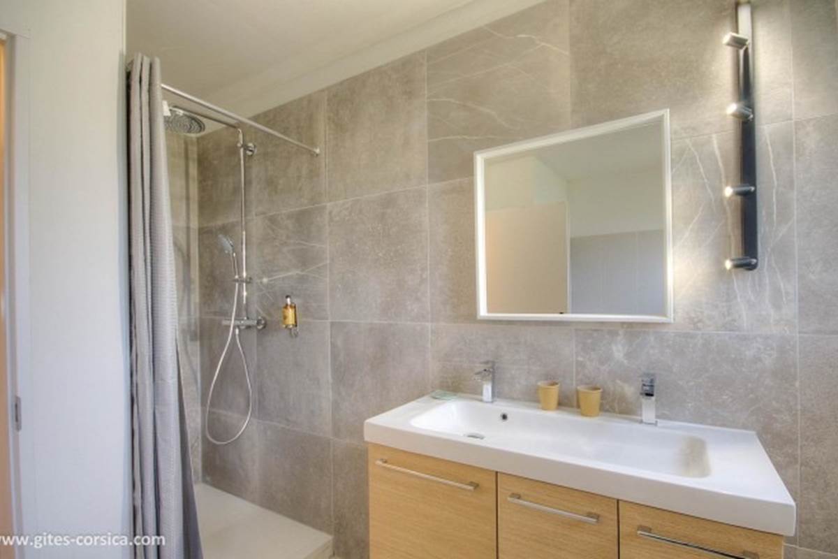 Chambre Corse SDB