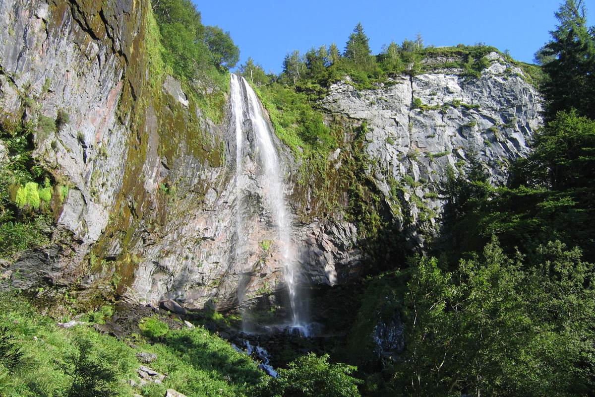 Grande Cascade du Mont-Dore – Randonnée nature à proximité, idéale pour amateurs de paysages et d’air pur.