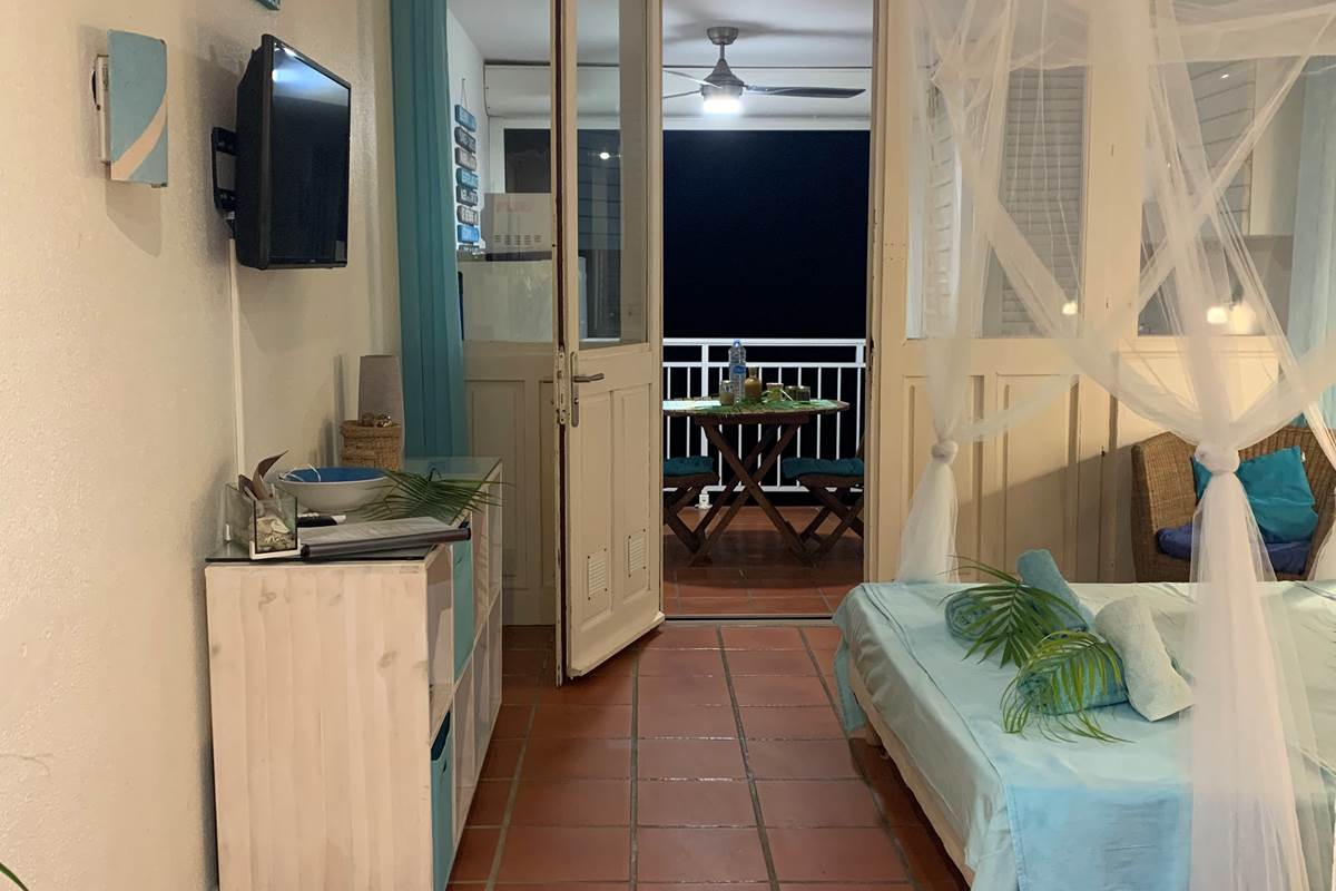 Espace de vie intérieur de nuit