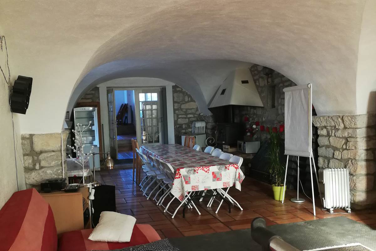 vue sur les monts d'Ardèche du gîte familial, gîte familial convivial et de regroupement d'amis en ardèche rhone alpes pde 16 à 24 personnes.