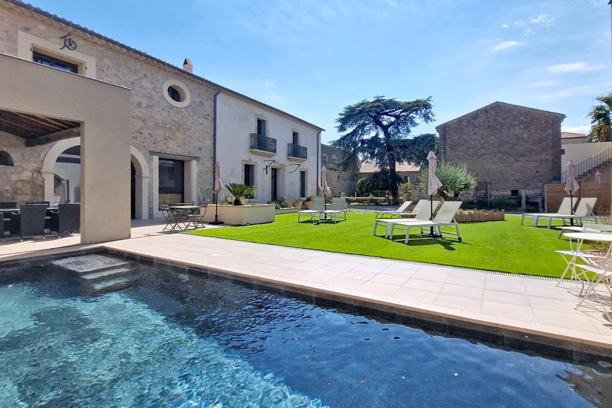 Piscine chauffée et jardin des Gîtes de Monte Blanco à Montblanc dans l’Hérault