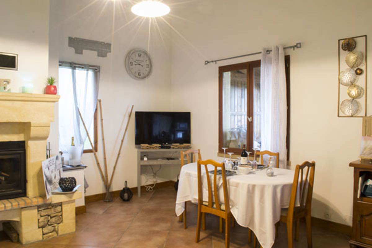 Salle à manger et TV connectée