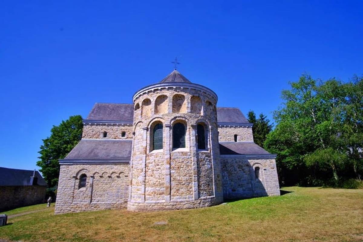 Tout à côté une très belle église classée au Patrimoine Majeur de Wallonie