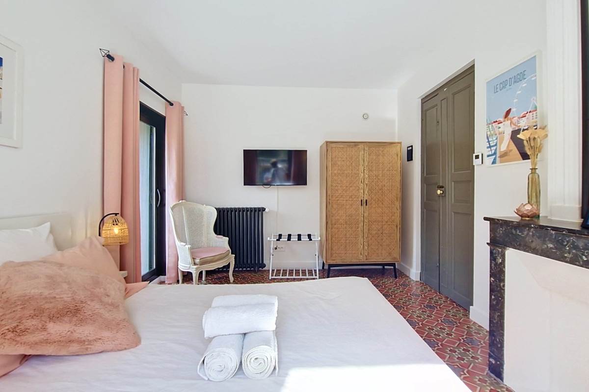 Chambre Pastelle lumineuse avec cheminée en marbre et décoration aux tons poudrés