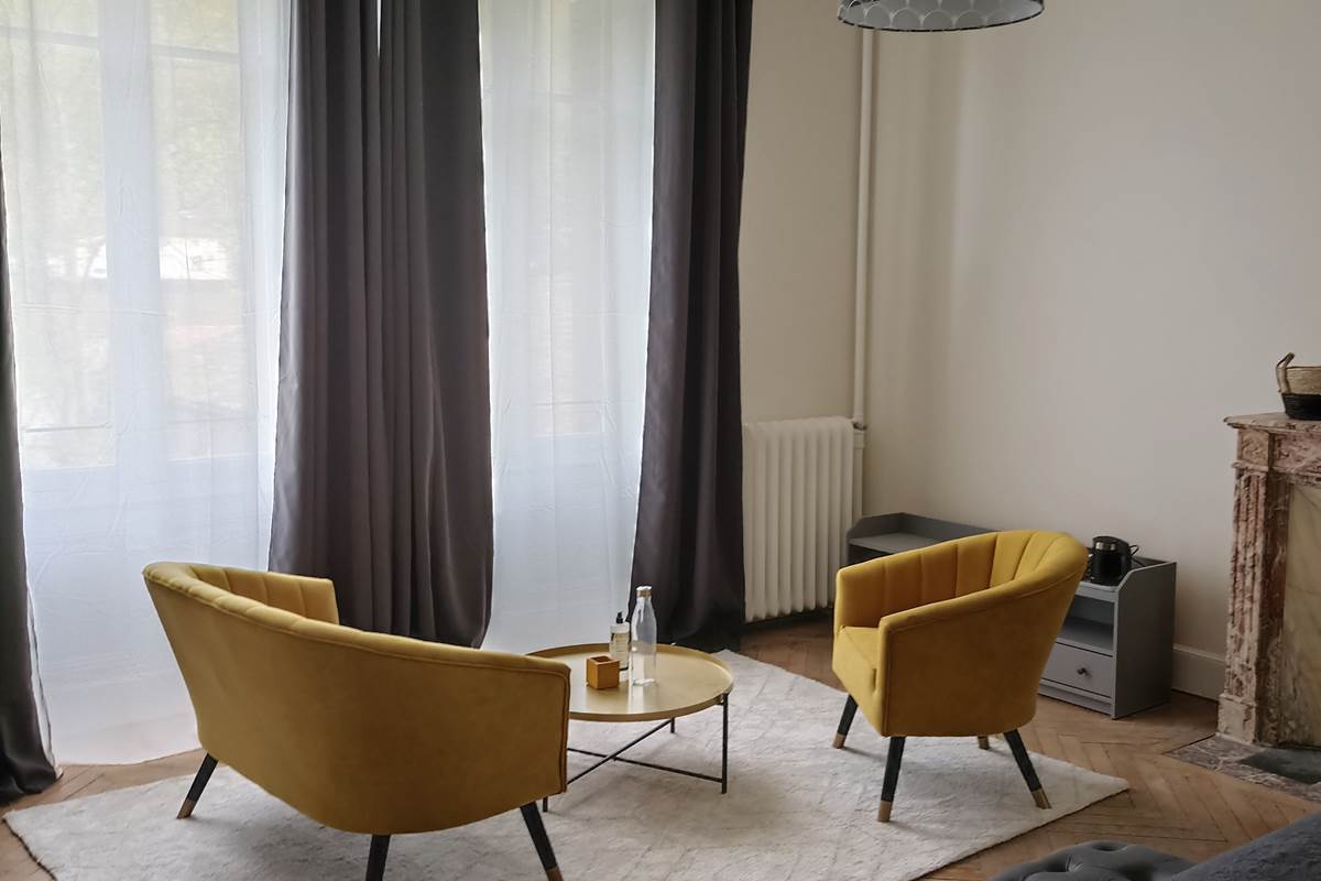 Chambre familiale Margaux coin salon